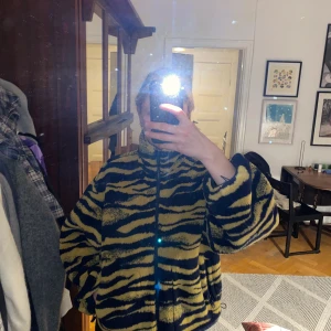 Fleecejacka från other stories - En jättefin fleecejacka ifrån &other stories! I färgerna gul och lila. Knappt använd, är i jättebra skick. Storlek S men passar M också! Är lite oversize. 