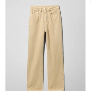 Weekday Rowe strl 31/32 - Jeans från Weekday som är inköpta förra året i London men blivit för små för mig, superfina och sköna! Buda från 100kr 🥰 Högsta bud nu: 130kr Avslutas på fredag 16/10 