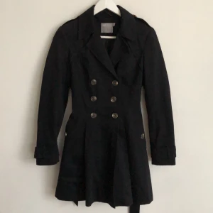 Höst/vårjacka - Mycket snygg höst/vårjacka som är sparsamt använd och i mycket fint skick. 💫