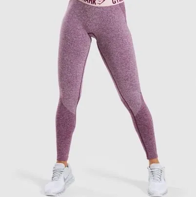 Snygga träningstights från gymshark i modellen flex och färgen ruby. Använda ett fåtal gånger. Strl. XS. Jeans & Byxor.