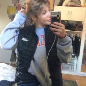 The north face västa  - Här har vi en north face jacka, som ha använts 2 gången. Skit snygg och matchar till allt, ordinarie pris 1700kr buda i kommentarerna 