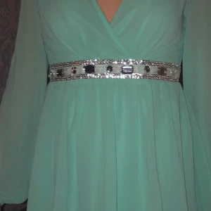 Super fin klänning  - Turkos klänning använd 1 gång. Dragkedja baktill. 