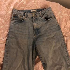 Mom jeans från Gina tricot i storlek 38. Köpta för något år sedan för ca 500kr. Säljer då de är lite för korta för mig som är 177cm lång. Säljer för 150kr plus frakt 