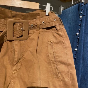 Byxor - Oversize byxor material i tyg helt nya oanvända från ginatricot fin material och är i storlek 40 buda gärna pris och vid snabb äffar av flera plagg går priset att diskutera❣️