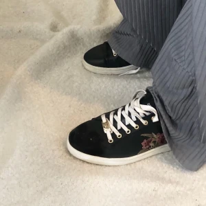 Sneakers från Philip Hog - Sneakers från Philip hog, stl 39, med broderlig på sidorna 