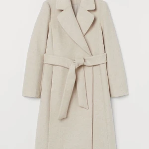 Kappa - Beige kappa från H&M. Perfekt nu till hösten. Använd en säsong. Har två fickor. Storlek 34. Nypris 999kr, nu 300kr