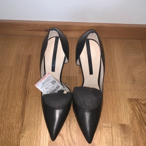Zara klackskor 37 - Svarta stilrena Klackskor från Zara i storlek 37. Helt nya med prislapp kvar på. Nypris 800kr säljes för 400kr 