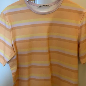 Acne T-shirt - Fin T-shirt med logotryck på bröstet. 