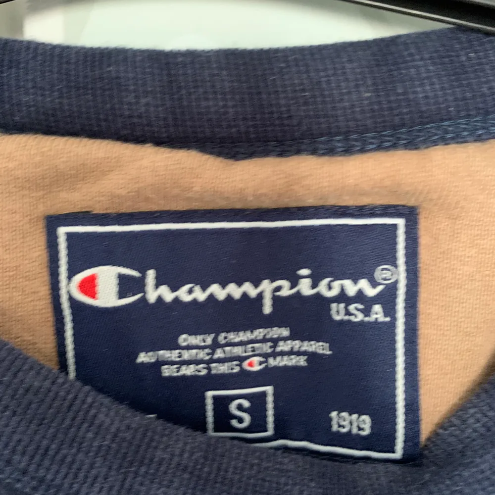 En champion tröja i fint skick, köpt på secondhand💞 är ganska kort i armarna men jag har onormalt långa armar så kanske passar på en person med kortare armar än mig. Hoodies.