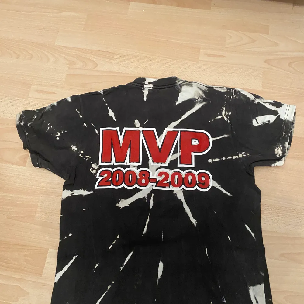 Custom tie dye t-shirt Cond:9/10 Size: oversized S (passar M) köparen står för frakt, kan annars mötas upp i stockholm!. T-shirts.