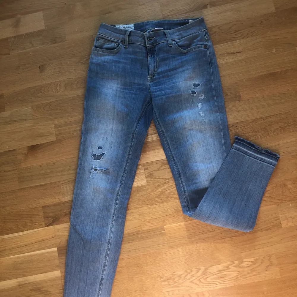 DONDUP Jeans model TARA. Ljusblå med slitningar. 2 år gamla nästintill nyskick!. Jeans & Byxor.