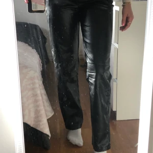 Raka skinnbyxor  - Säljer dessa skit snygga byxor då dom tyvärr är förstora för mig⚡️ helt nya, dem är skinn och i en rak model och går över skorna på mig med långa ben⚡️ dom är i storlek XS passar även S⚡️ dragkedja och knapp fram, samt hål för skärp⚡️ budgivning start: 200kr⚡️
