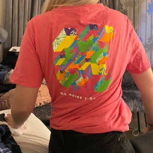 Puma x MTV tisha - Rosa tisha från Puma. En pytteliten vit fläck vid ärmen, inget som stör dock! Frakt tillkommer