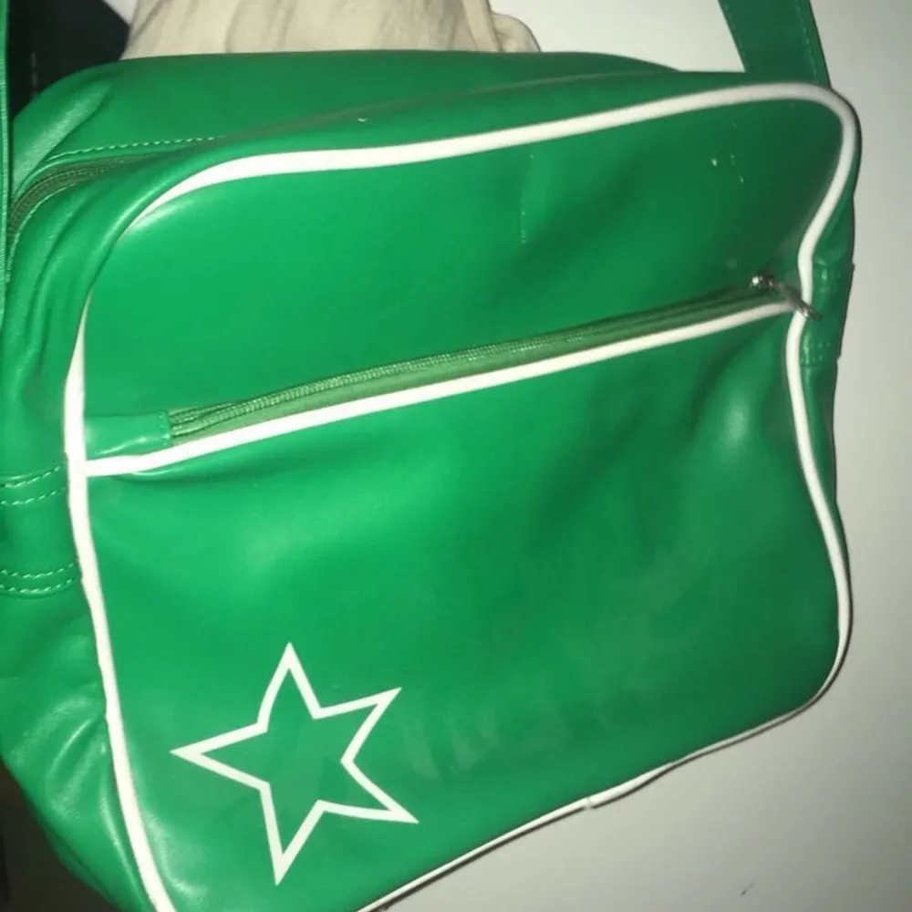 Supernajs grön axelväska från Åhlens🦆 justerbara band🦆 köparen står för frakt🚚. Väskor.