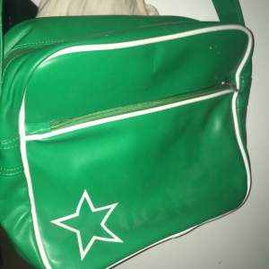 Supernajs grön axelväska från Åhlens🦆 justerbara band🦆 köparen står för frakt🚚