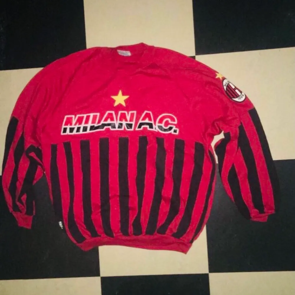 Röd Ac Milan tröja, från Serie A officiell merchandise🦆str S/M🦆 bra skick, använd fåtal gånger🦆 köpare står för frakt 🚚 . Tröjor & Koftor.