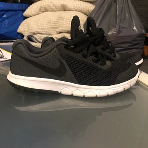 Nike skor - Svart/mörk gråa Nike skor använda en gång storlek 35.5, köparen står för frakten.