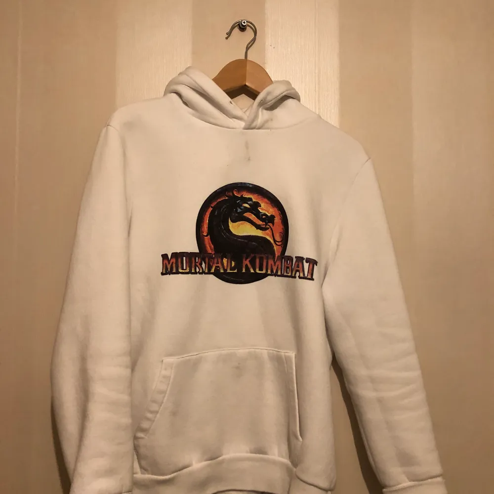 Mortal kombat hoodie köpte från ASOS för länge sen är i bra skicka eftersom jag har använt den flera gånger bara! Passar för S/M. Priset kan diskuteras.. Hoodies.