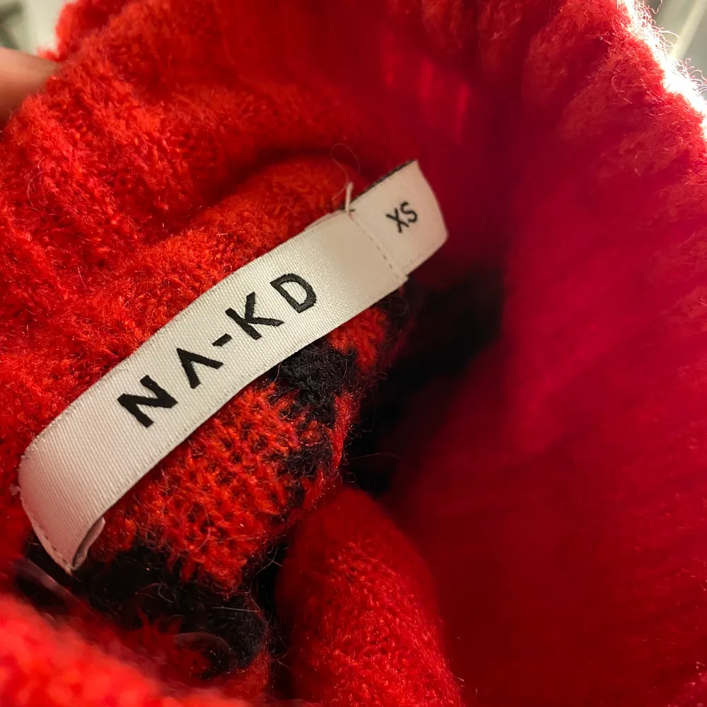 🦋Säljer rosa NA-KD tröja i storlek XS.  🦋Använd en gång och är i bra skick.  🦋Nypris 499kr 🦋Obs! Frakt ingår i priset. . Tröjor & Koftor.