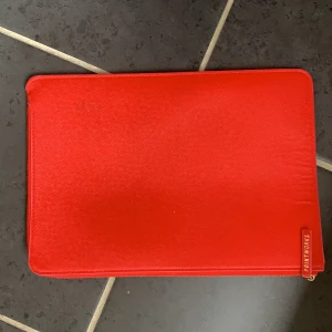 Printworks datafodral - Säljer detta röda datafodral, super fin och härlig färg. Skriv för fler bilder, kan både frakta och mötas❤️