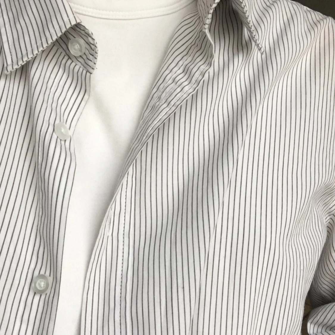 Vit skjorta med gråa streck  - 90