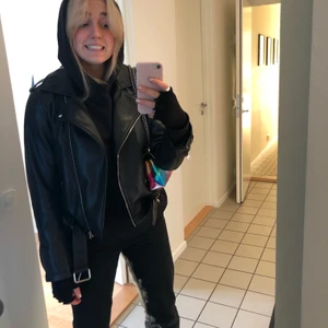 Skinnjacka - Sjukt användbar skinnjacka från Zara. Den är väl använd men det finns inga slitningar. Det enda är att skinnbandet har ramlat av... 