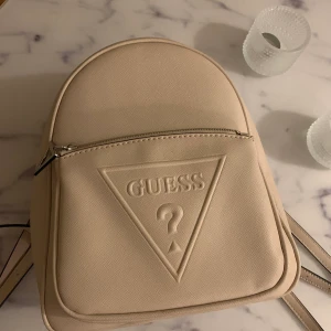 Guess väska  - Guess ryggsäck, lite mindre ryggsäck som är köpt i usa. Frakt tillkommer😊