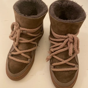 Inuikii skor - Intressekoll på mina älskade inuikii. Dom är fortfarande i superbra skick och inköpta vinter 19/20 och de är inte så använda. Ska förmodligen köpa den ”större” modellen så därför tänkte jag kolla om någon var intresserad. Kom med prisförslag! Nypris 2599kr. Bud på 1600kr nu