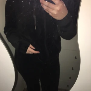 Velour set - Väldigt mysigt velour set i svart. Använd väldigt få gånger, de är som nya. Byxorna är utsvängda nertill. Byxorna är i M och tröjan L men sitter som M. Tröjan kostar 249 och byxorna 229 nypris men säljer båda för 300.