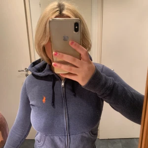 Ralph lauren hoodie - En blå Ralph lauren hoodie i storlek xs/s som sitter skitsnyggt och är lätt att matcha 