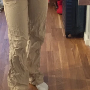 Raka chinos  - Raka chinos, väldigt skrynkliga på bilden men dem blir raka på när man stryker dom. Storlek S, jag är 164. Köpare står för frakt.