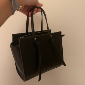 Svart väska - Säljer denna fina zara väska som är rymlig och fin, inte jätteanvänd, och ser inte heller använd ut 🖤 
