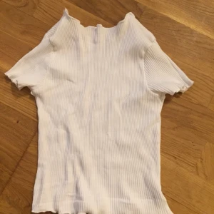 Vit t-shirt - storlek XS, köpte står för frakt