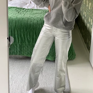 Silverbyxor från Nyden  -  Jätte coola designe silverbyxor köpta på Afound från Nyden i storlek XS men passar även för dem som har S. Jag är 175cm. Kan mötas vid gröna linjen annars står köparen för frakt.😍💗😊