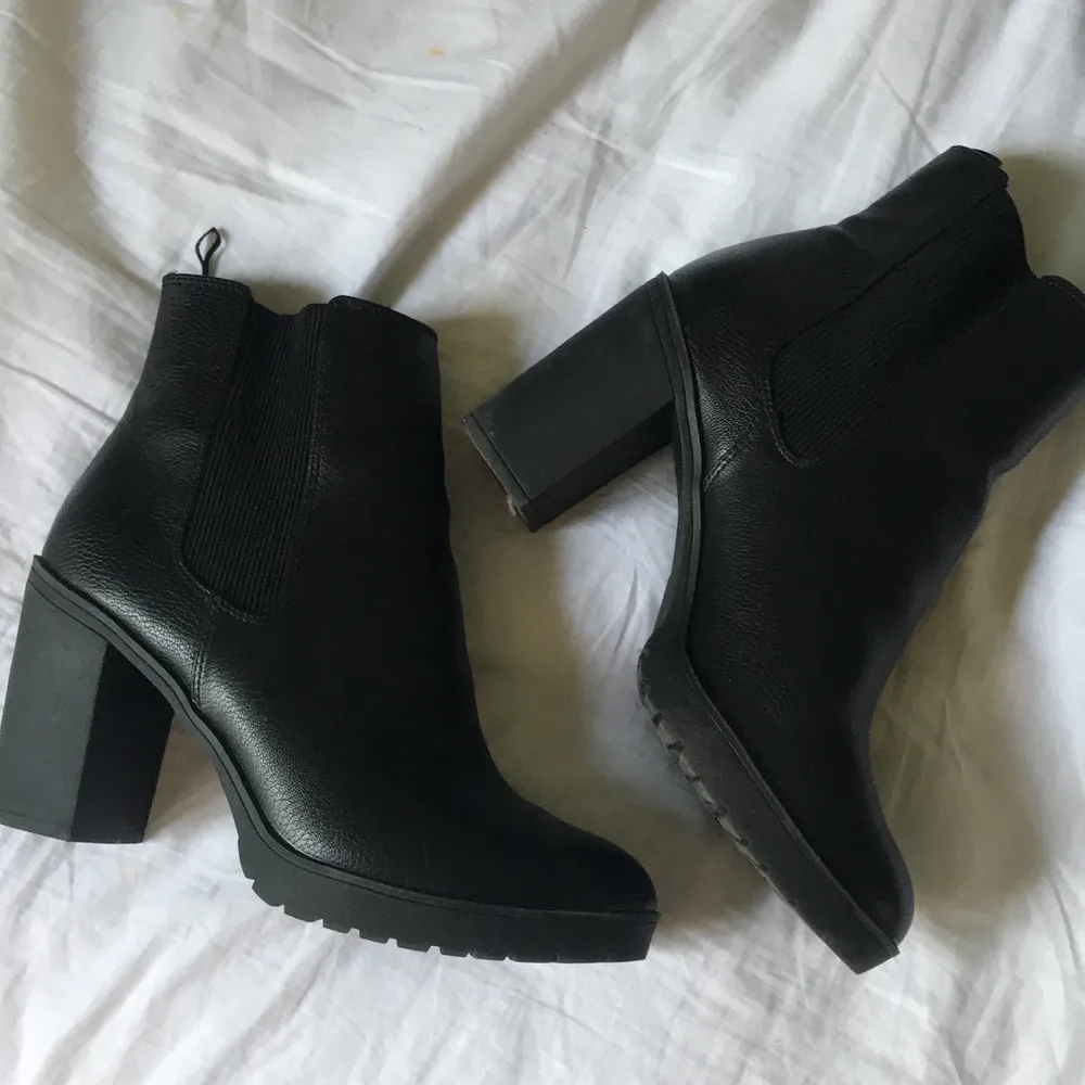 Svarta boots från H&M! Klacken är ca 10 cm och dom är i storlek 40! Jätte bra skick har bara använt dom typ 2 gånger så nästan nyskick😊 jätte bekväma att gå in och skitsnygga nu till hösten🥰. Skor.