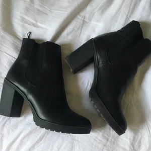 Svarta fake leather boots - Svarta boots från H&M! Klacken är ca 10 cm och dom är i storlek 40! Jätte bra skick har bara använt dom typ 2 gånger så nästan nyskick😊 jätte bekväma att gå in och skitsnygga nu till hösten🥰