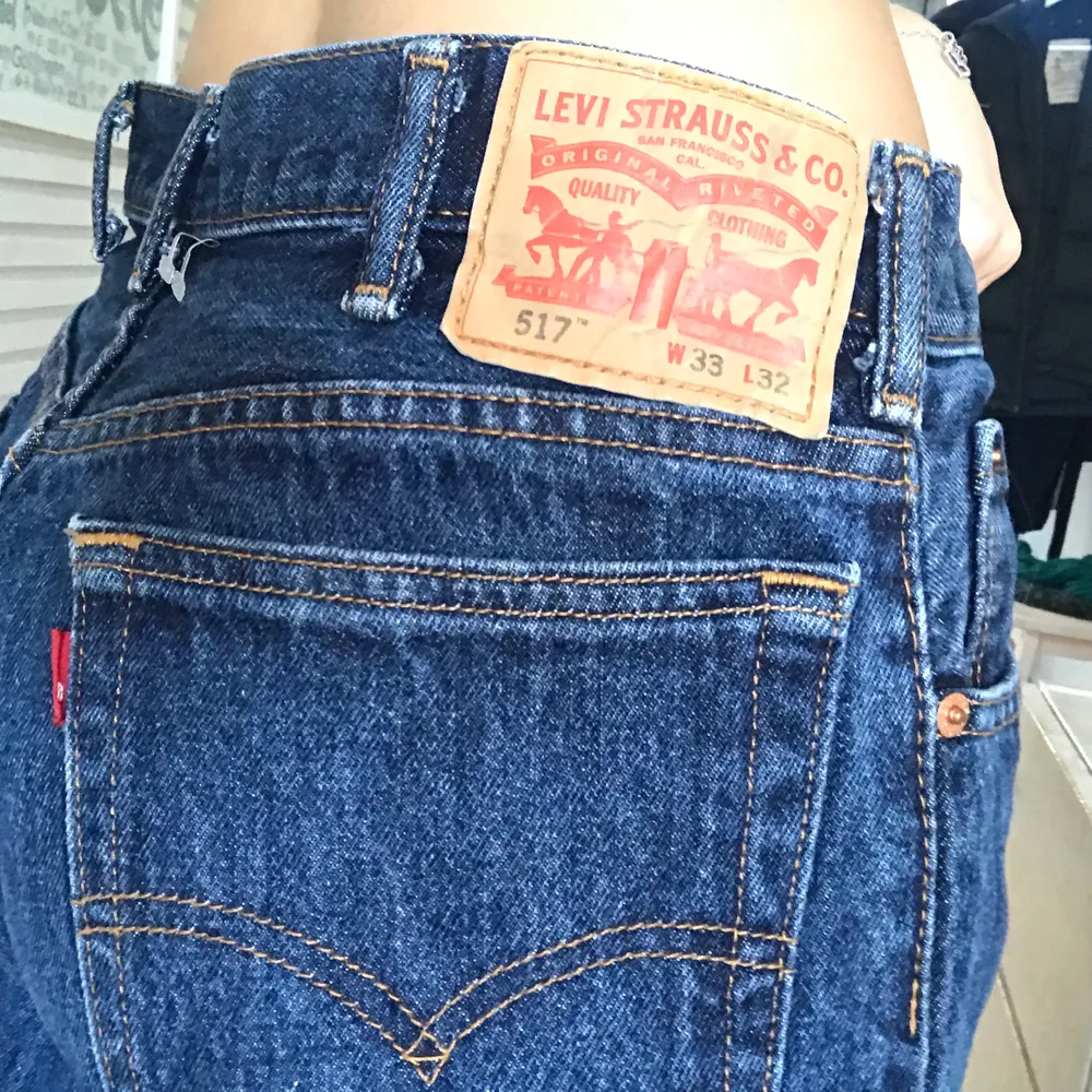 Säljer ett par så snygga lågmidjade Levis jeans då dom tyvärr är lite stora på mig. I storleken w33 l32 men passar som S-M. Skriv privat för fler bilder🤎🤎. Jeans & Byxor.