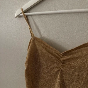 Guldigt linne - Guldigt linne köpt second hand, fått allt för lite användning för det⭐️