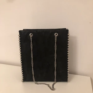 Väska / axelremsväska från zara  - Säljer en svart väska från Zara i mocka imation. Höjd 32cm bredd botten 26cm och bredd på sidorna ca 10cm. Ett stort fack (se bild) plus en mindre ficka.  Använd ca 2gånger så ser oanvänd ut. Frakt tillkommer 
