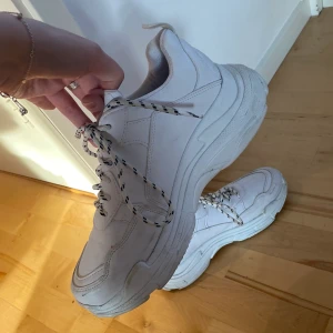 Nelly chunky sneakers - Populära sneakers från Nelly, använda få gånger. Storlek 41 men jag har vanligtvis 40 och dom passar mig perfekt!💕💕