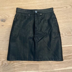 Skinnkjol - Skinnkjol från H&M, storlek 32🖤🖤 använd ca 2 gånger. 120kr + frakt
