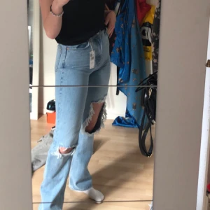 Jeans mango - Super snygga och trendiga jeans från mango. Ett par favoriter som jag nu tröttnat lite på så därför kanske dom passar bättre hos någon annan? Tyvörr har det större hålet spruckit lite mer men är fortfarande snyggt!! Budgivning i kommentarerna💜💜