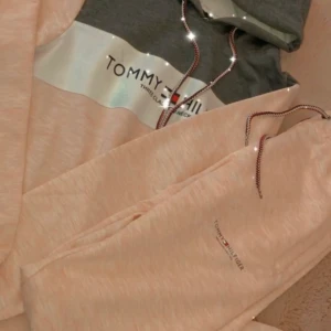 Tommy hilfiger set HELT NY - Säljer ett helt nytt hilfiger sett i jättefin puderrosa färg. Storlek Small