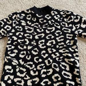 t-shirt polo med leopard 