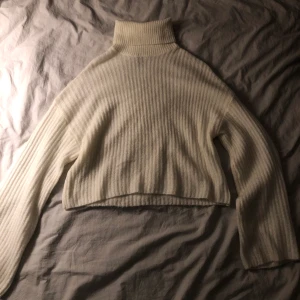 Stickad turtleneck - Vit stickad turtelneck med vida armar