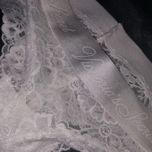 Victorias secret trosor - Säljer ett par Victorias secret trosor i strl XS, självklart helt oanvända. Gillar ej string trosor så där av har det inte kommit till användning. 