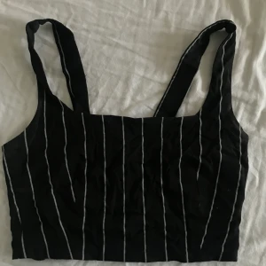 Svart topp! - Svart topp från hm, använd få gånger.