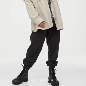 Skjortjacka oversized från HM - Jättefin populär oversized skjortjacka i en fin beige färg från HM, använd 2 ggr, säljes för att den inte är min stil riktigt så tycker att någon som kommer använda den ska ha den ☺️, slutsåld på hemsidan! Frakt tillkommer på 62kr