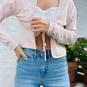 Ljusrosa kofta - Oanvänd ljusrosa kofta/tröja