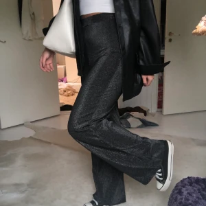 Glittriga byxor - från hannalicious x nakd. Storlek XS men passar även S som jag på bilden har. Formar kroppen otroligt fint!